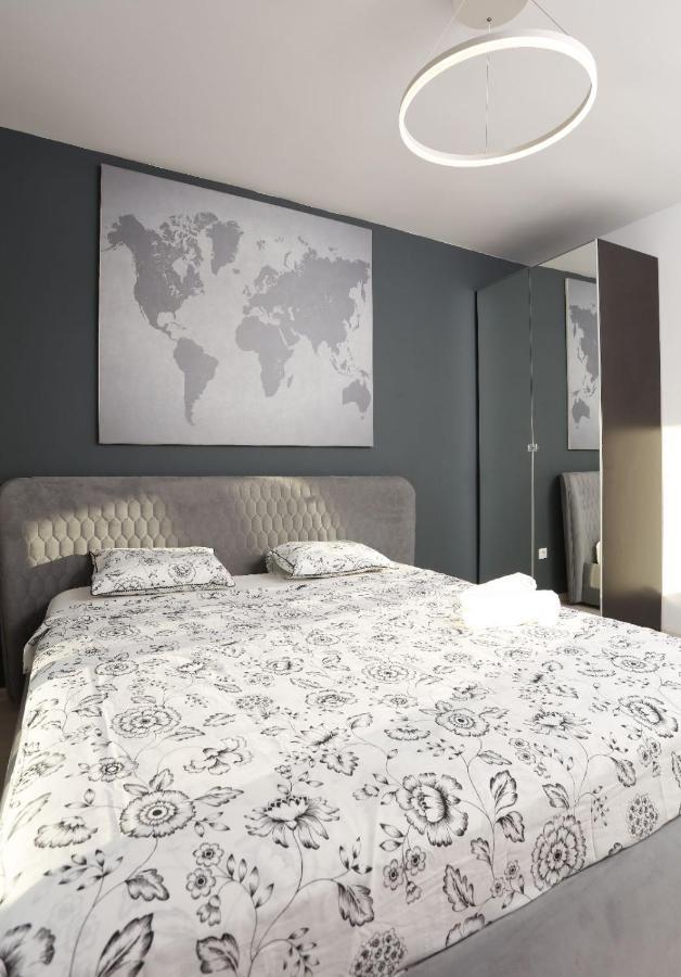 2 Bedroom Apartment With Amazing View In City Center Bucureşti Ngoại thất bức ảnh